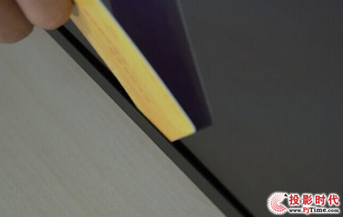 部分超薄電視屏幕和外殼縫隙大到能插進卡片