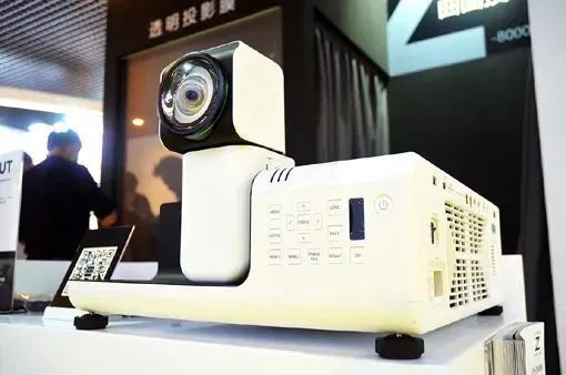 富士膠片FP-Z8000與FP-Z5000鏡頭旋轉式超短焦投影機首次亮相 營造夢幻場景!