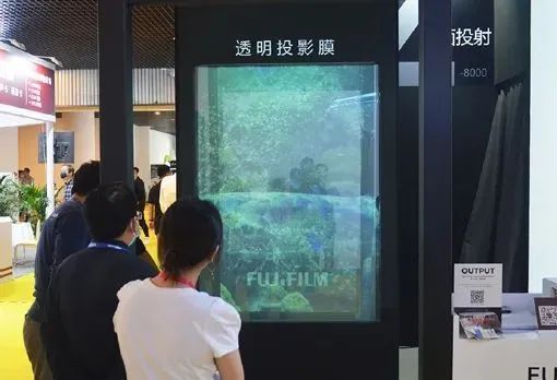 富士膠片FP-Z8000與FP-Z5000鏡頭旋轉式超短焦投影機首次亮相 營造夢幻場景!