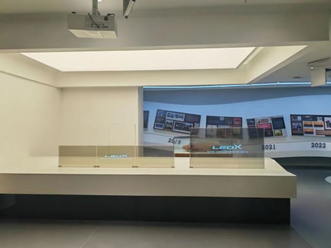 LEOX���I�@�ˡ�͸��OLED�����@ʾ�����İ����ϼ�