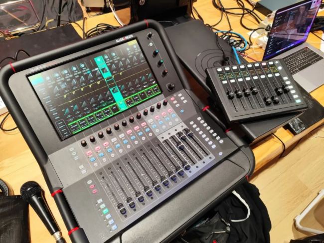 ~sǸAri Abdul(gu)(ni)㳪ĕ(hu)Allen & Heath Avantis Solo@Gֱg